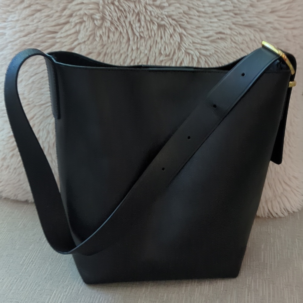 Madewell The Essential Medium Leather Bucket Tote in True Black